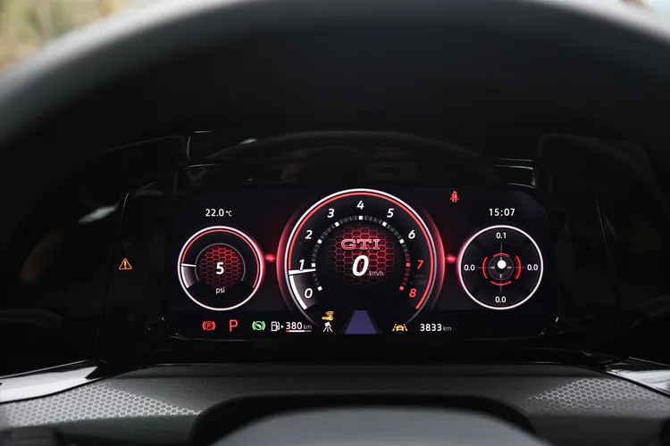 10.25吋的全邏輯數位儀表板，除了有GTI風格的顯示主題，也提供包含G值表、碼表等功能。翁玉信攝