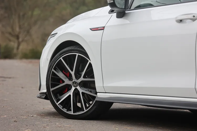 Golf GTI經典駕馭版可選配的專屬運動套件，其中也涵蓋專屬19吋雙輻旋壓輕量化輪圈，以及Pirelli P zero高性能跑胎。翁玉信攝