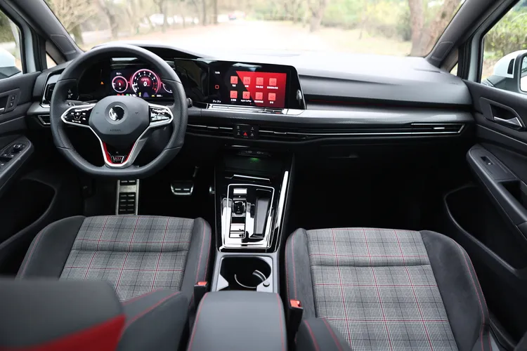 大量數位化的座艙，是8代Golf強調的科技化駕馭氛圍，當然也包含專屬GTI方向盤、黑色頂篷等既有元素。翁玉信攝