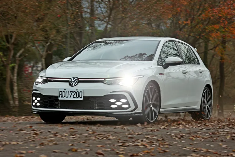 毫不遲疑的車身動態及精準的車頭指向性，讓人不禁想探索Golf GTI的更多本能。翁玉信攝