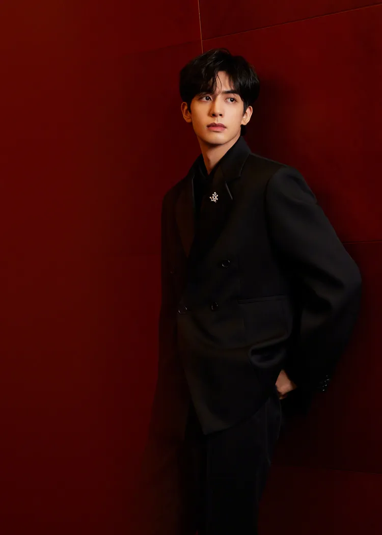 宋威龍以高挑身材和濃眉大眼的俊帥臉孔備受矚目，更於2022年升任日本珠寶品牌MIKIMOTO旗下首位男性形象大使。翻攝宋威龍微博