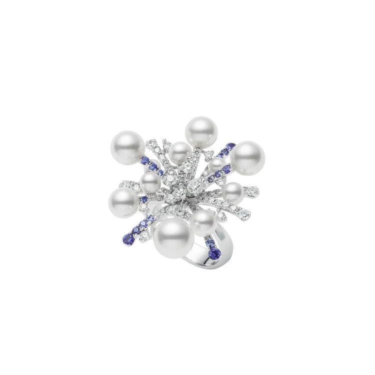 Splash Collection珍珠藍寶石鑽戒，MIKIMOTO台北101旗艦店獨賣，約43萬1000元。品牌提供