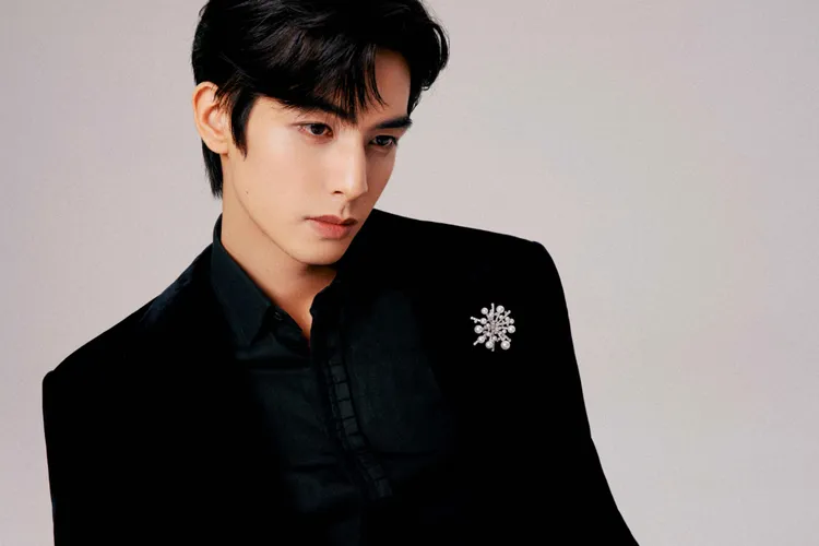 宋威龍以瀟灑姿態，示範MIKIMOTO的Splash Collection珍珠鑽石胸針。品牌提供