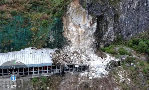 台9线大清水隧道坍方空拍照曝光 土石如瀑布滑落!隧道遭挤压变形