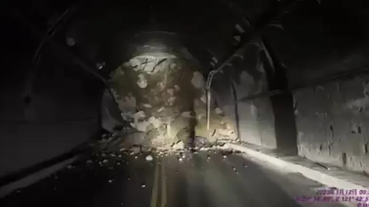 整條隧道被土石掩埋。翻攝畫面