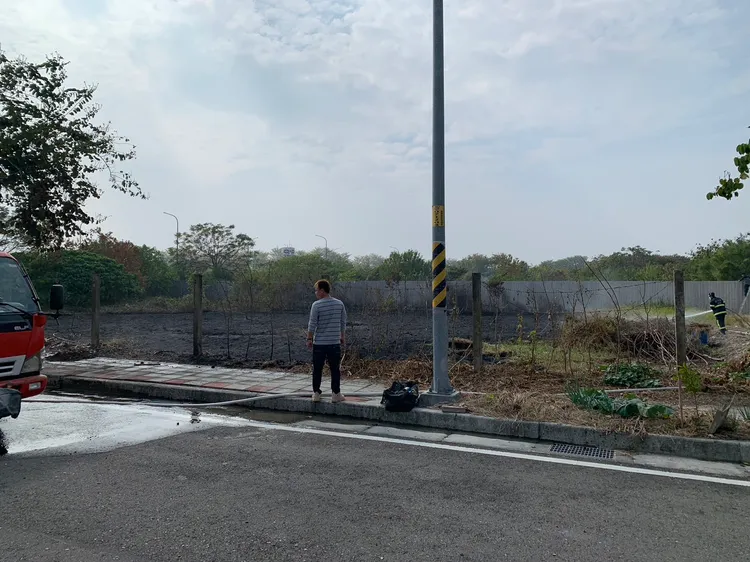 田中消防分隊派遣6警義消趕抵撲滅雜草火警。彰化消防局提供