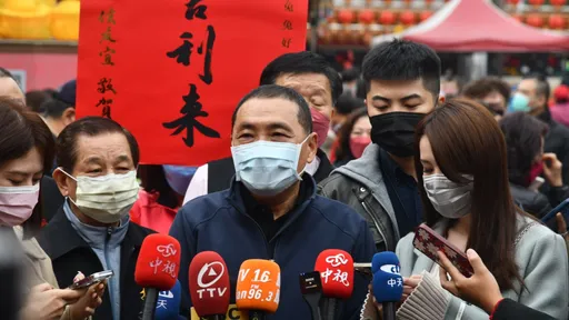 侯友宜初一赴慈惠宮、接雲寺參香　陸配突下跪向他陳情這件事