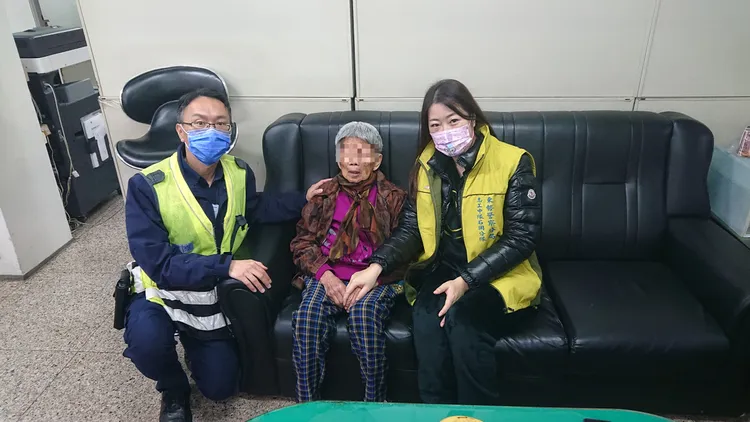 94歲嬤因患有糖尿病，家人控制飲食而負氣離家，警員獲報尋獲接回派出所。民眾提供