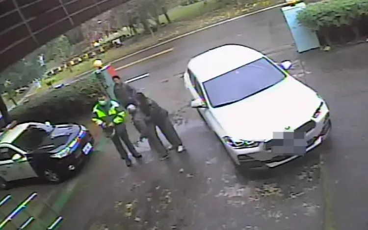 阿嬤及家屬向警員表示非常感謝。民眾提供