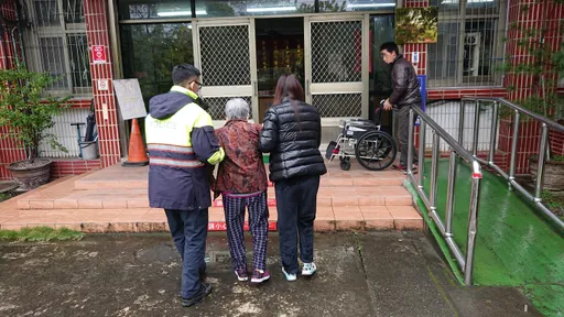 不給糖就搗蛋!94歲輪椅嬤離家出走 警半小時找到她乖乖秀秀