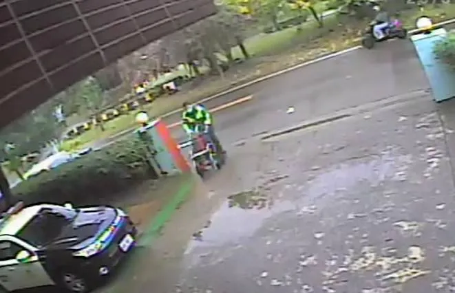 石岡所推著阿嬤的輪椅回到派出所。民眾提供