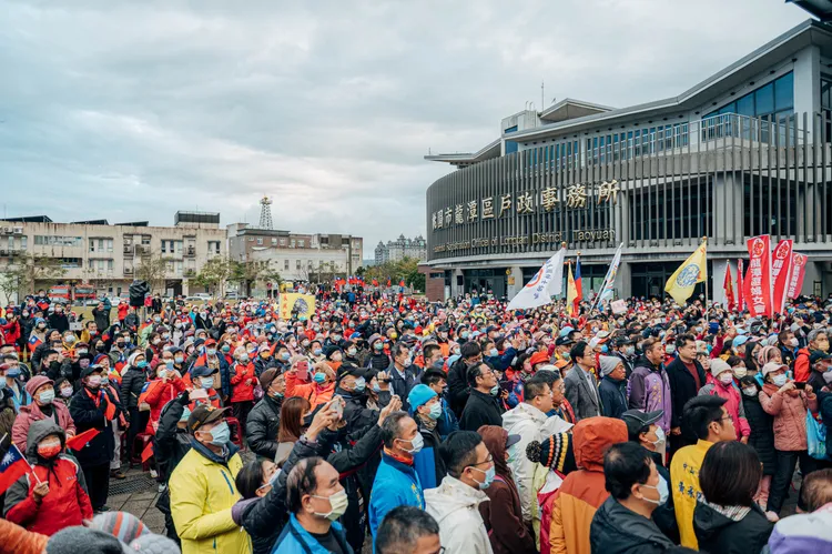 今年「龍潭升旗典禮」由議員徐玉樹籌款在區公所前廣場舉辦，許多民眾到場參加。桃園市政府提供