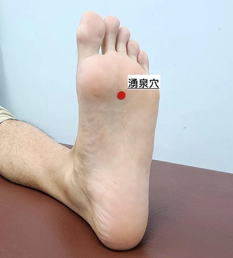 冬季手腳偏冷，平時可用溫毛巾溫敷或吹風機溫吹「湧泉穴」。奇美醫院提供