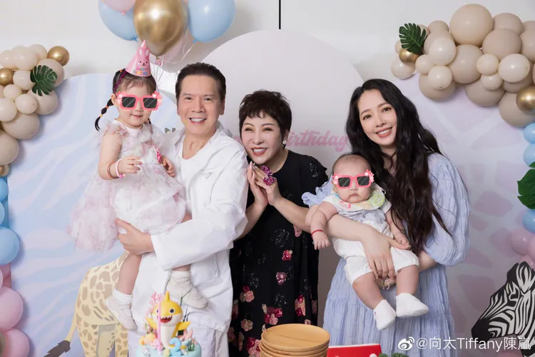 郭碧婷（右）和公婆一起陪一對寶貝兒女慶生和慶祝出生百日。翻攝向太陳嵐微博
