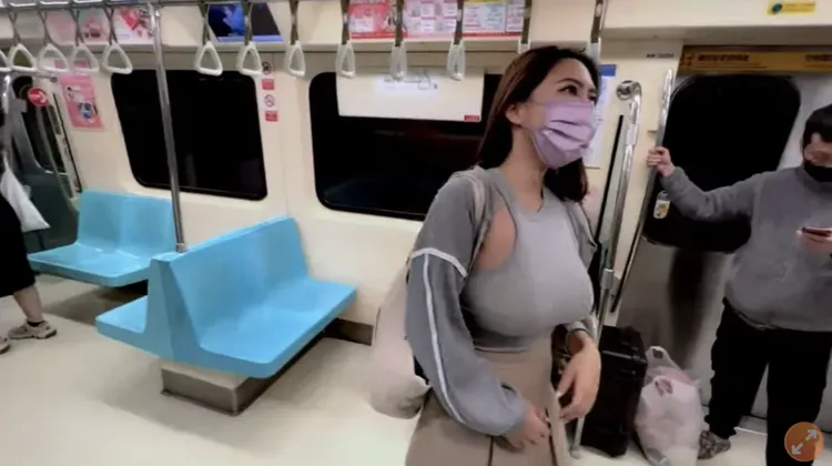 倪娜在北捷無罩散步影片相當吸睛。翻攝YouTube「崩壞的英文老師」