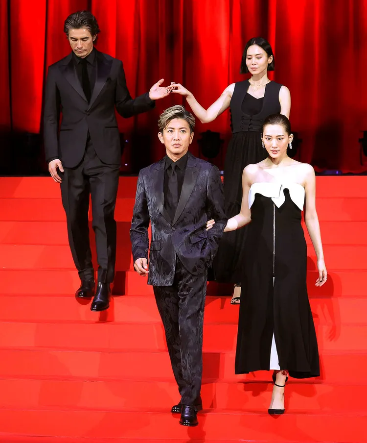 木村拓哉（前排左）與綾瀨遙、伊藤英明（後排左）與中谷美紀攜手出席首映會。翻攝《體育報知》