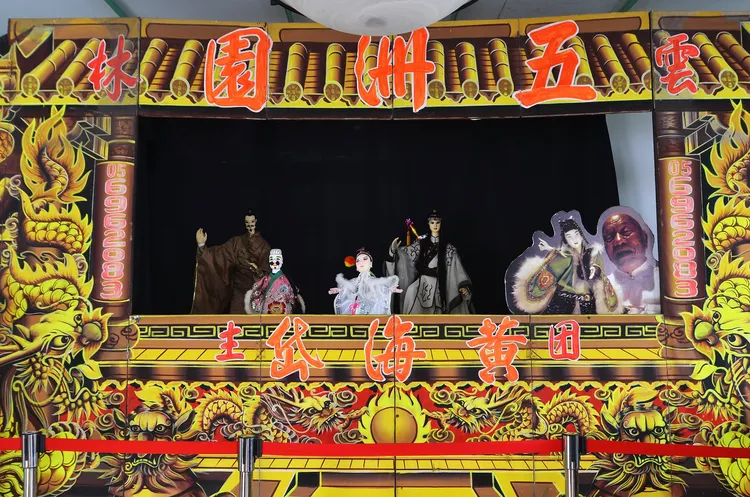 「學習體驗」主題行程將帶樂齡族走訪雲林「3個全台之最」，前往全台最老的「雲林布袋戲館」，欣賞專場表演，更可獨家深入戲台後方，由專業操偶師帶領體驗掌中戲樂趣。雄獅旅遊提供