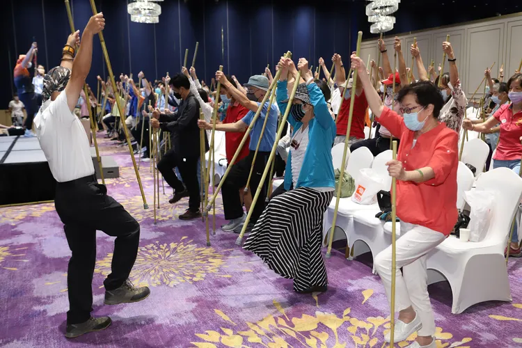 雄獅此引進風行全球的「北歐式健走」，培育雄獅領隊成為「北歐健走杖」種子師資，帶旅客愈走愈健康。雄獅旅遊提供