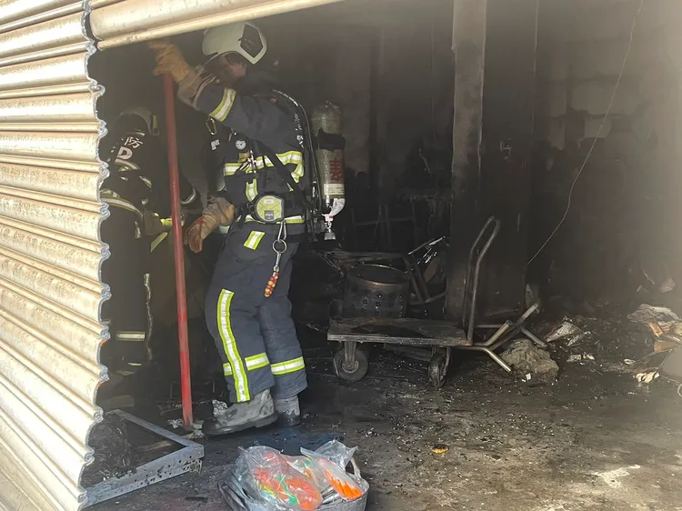 火調人員勘驗火場。王煌忠攝