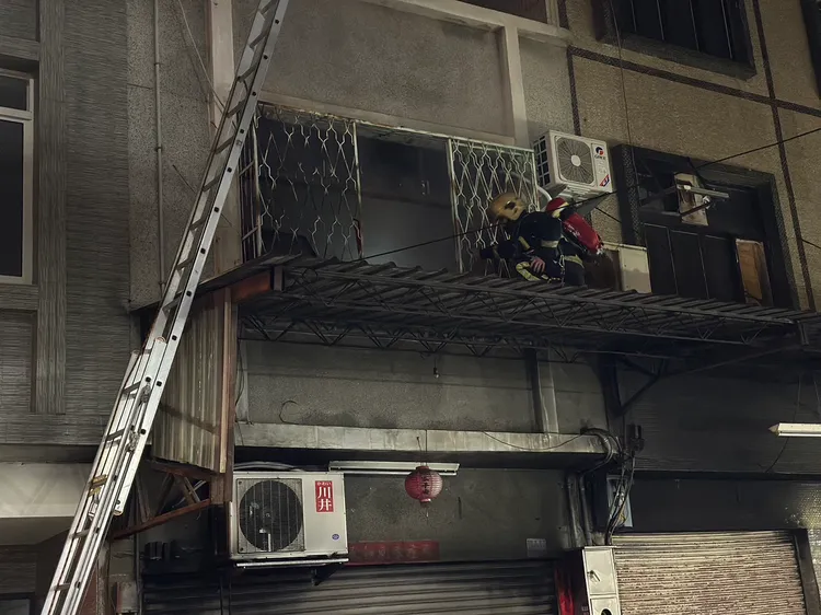 破窗救人。民眾提供