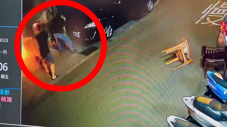 鄰居拿滅火器協助滅火。民眾提供