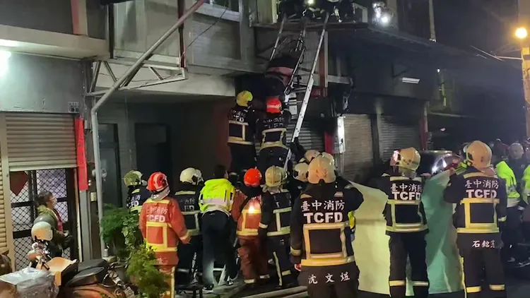 架梯把人救出。民眾提供