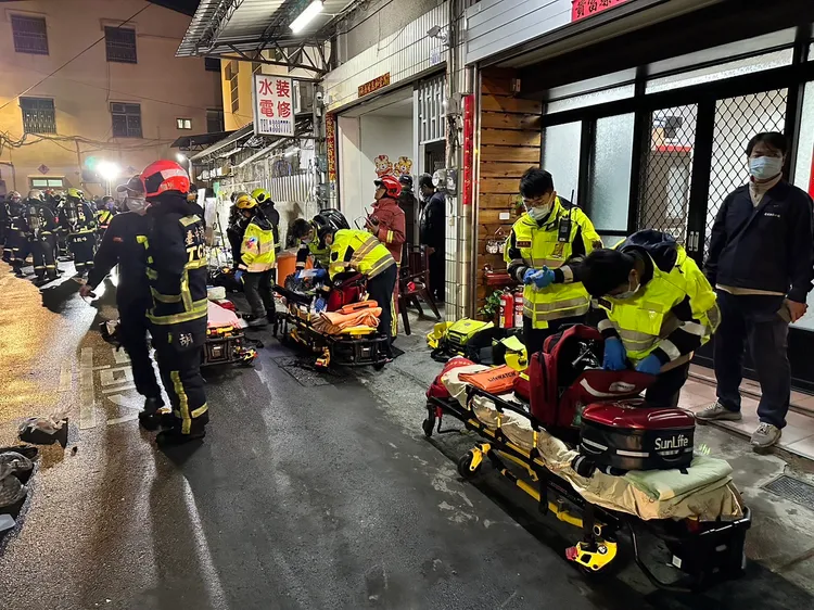 受傷民眾高達五人，擔架一字排開。民眾提供