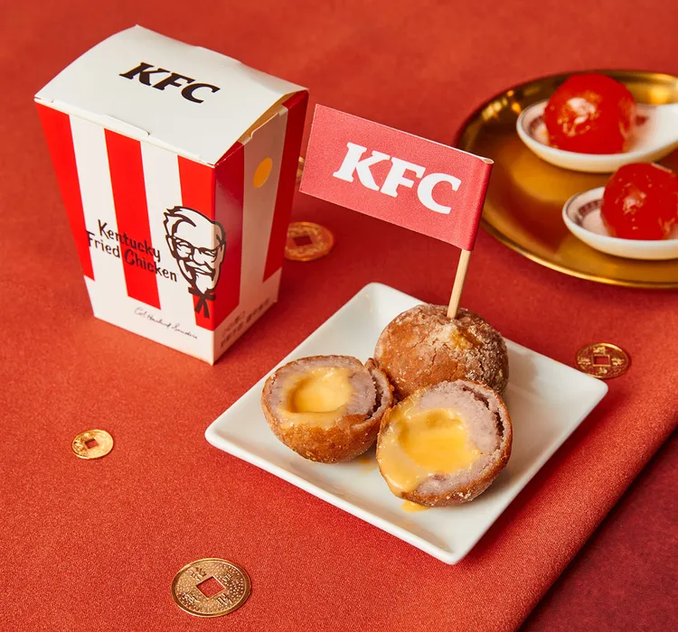 肯德基同場加映「爆漿流金芋泥球」，酥脆的外層選用大甲芋頭，內餡以屏東鹹蛋黃搭配鮮奶油，調製出完美比例的流金奶黃醬。業者提供