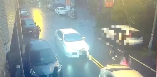 不斷拿木棍揮擊諶翁的林男，被聞訊趕到的友人架開。翻攝照片