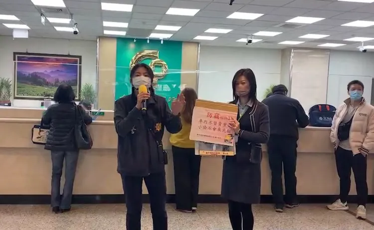 警方在分行內進行反詐、防竊宣導。警方提供