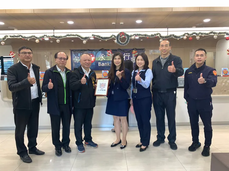 台中市警局長蔡蒼柏至永豐銀行南台中分行致贈感謝狀。警方提供
