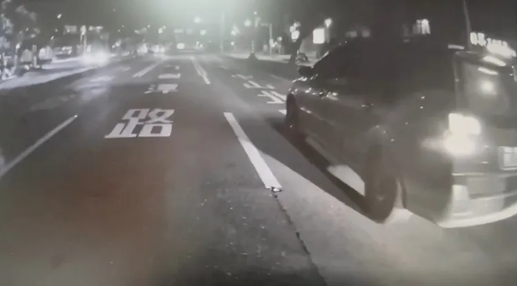 蘇男駕車停等紅燈時，因不勝酒力，竟在車內睡著了。翻攝畫面