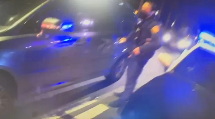 警員朝蘇男休旅車連開2槍。翻攝畫面