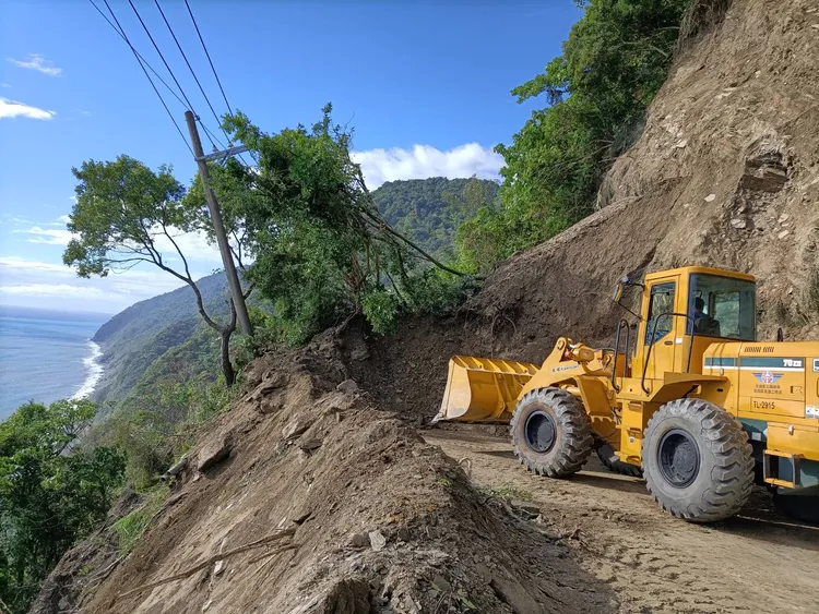 蘇花路廊台9丁線37.4公里觀音路段，清晨4時許發生上邊坡坍方造成雙向阻斷，公路總局緊急調派人員機具進場搶修。公路總局提供