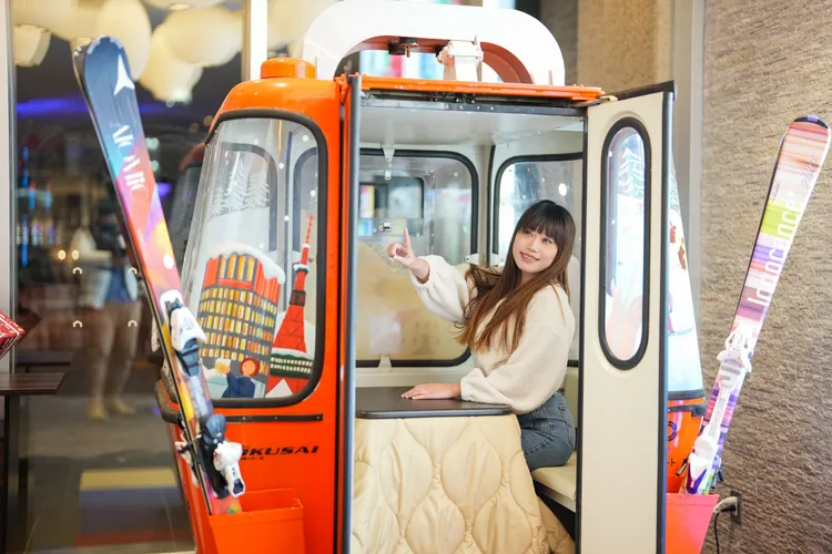 飯店將滑雪場的舊纜車車廂，改造成24小時供住客使用的暖桌空間。田欣雲攝