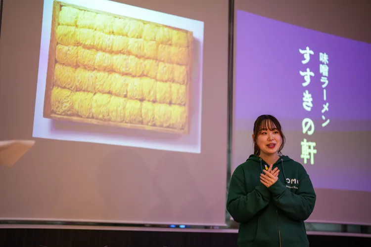 聽取OMO Ranger花15分鐘開個「薄野美食會議」，講解札幌拉麵的歷史。田欣雲攝