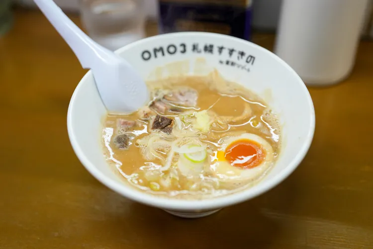 出示拉麵兌換券兌換的半份拉麵，使用「OMO3札幌薄野」小尺寸專用碗盛裝，足見活動規劃上的用心。田欣雲攝