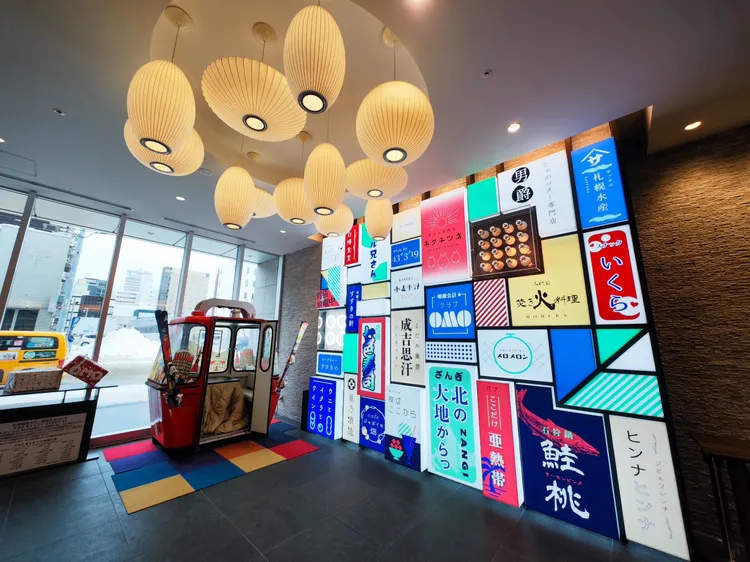 「OMO3札幌薄野」的OMO Base設計了一面打卡牆，牆上全是虛擬的餐廳招牌，呼應薄野當地發達的餐飲業。田欣雲攝