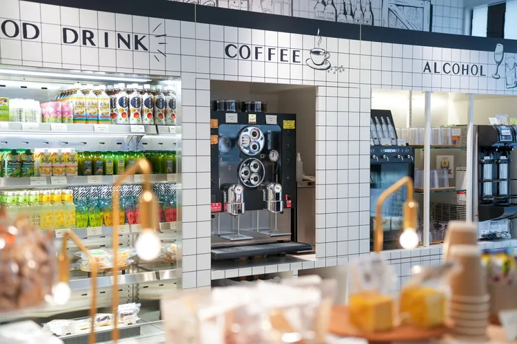 OMO3札幌薄野雖沒有館內餐廳，但設置了24小時營業的「OMO Food ＆ Drink Station」，可用信用卡購買零食、飲料、下酒菜等餐點，早晨時段還提供麵包等早餐選項。田欣雲攝