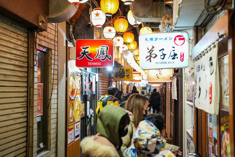 札幌薄野的「元祖札幌拉麵橫丁」，匯集17間各具特色的拉麵店。田欣雲攝