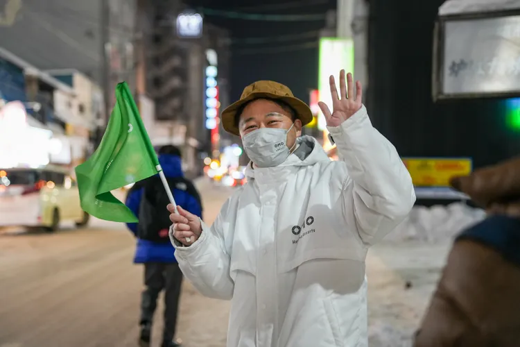 OMO Ranger帶隊進行「薄野深夜漫步之旅」（須預約），讓遊客有機會更認識札幌的飲食文化。田欣雲攝
