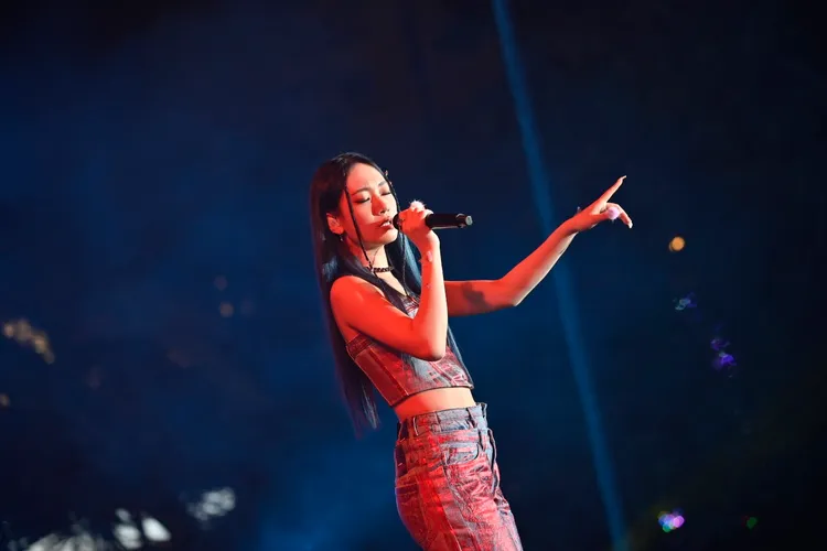 新生代R&B女神「Julia吳卓源」在高雄夢時代跨年晚會開唱。高市府提供