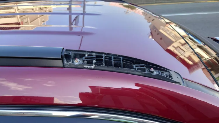 車頂行李架連同行李箱一併掉落路面。警方提供