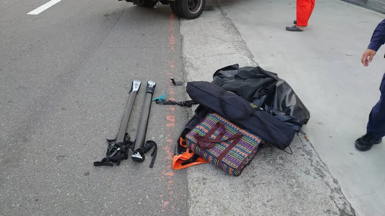 掉落國道物品造成7輛車撞擊的事故。警方提供