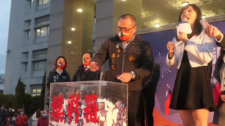議長李文斌等人輪流摸彩，帶動會場熱鬧氣氛。楊永盛攝