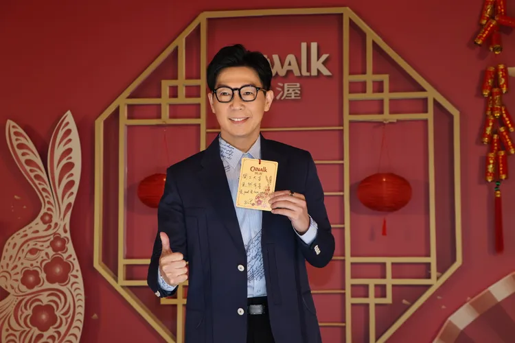 首次參加大型開工儀式的情歌王子品冠，表示今年說服在馬來西亞「閉關」的父母來台團圓。鄭孟晃攝