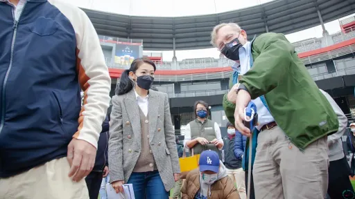 新竹棒球場被揭「大秘寶」　他護航被譙到偷刪文！網譏「大人真機靈」