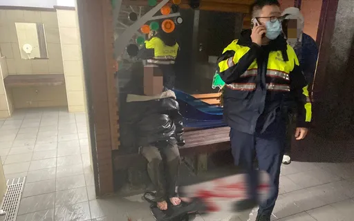 北市男登山遇雨迷途失溫 淡水警深夜搜山急救援