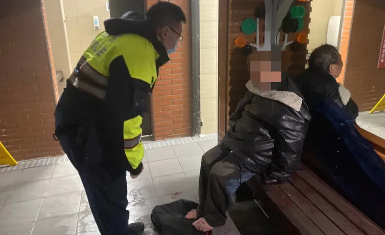 警方將洪男帶至遊客中心避雨休息。淡水警分局提供