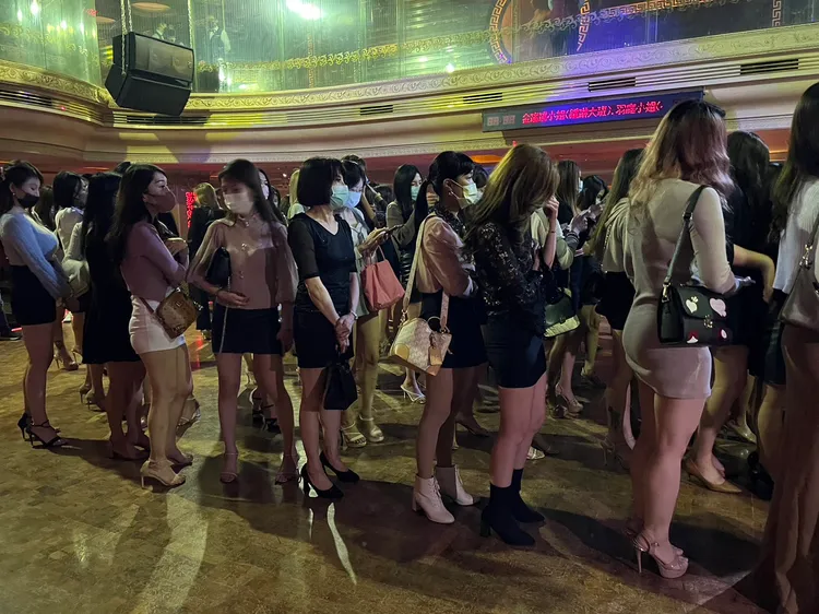 舞小姐穿著清涼，才剛準備上班，卻碰上警方臨檢，只能排隊受檢。讀者提供